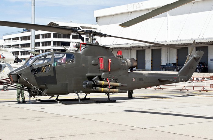 AH-1F được trang bị một pháo nòng xoay cỡ 20mm, trên hai cánh nhỏ mang được 4-8 tên lửa chống tăng TOW và rocket 70mm.